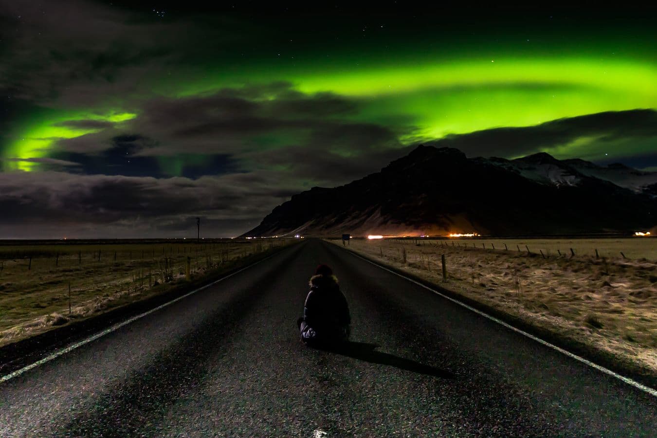 Reykjavík: Northern Lights Minibus Tour with Pastries & Hot Chocolate image 3