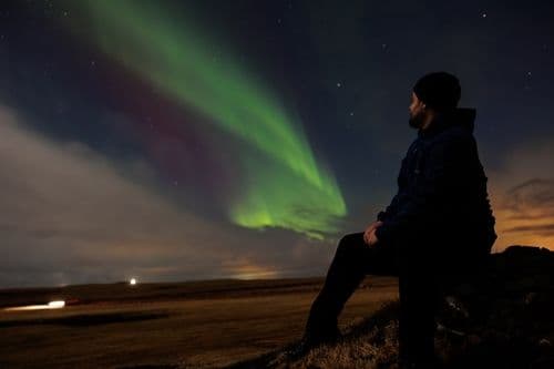 Reykjavík: Northern Lights Bus Tour with Hot Chocolate & Icelandic Surprise image 4