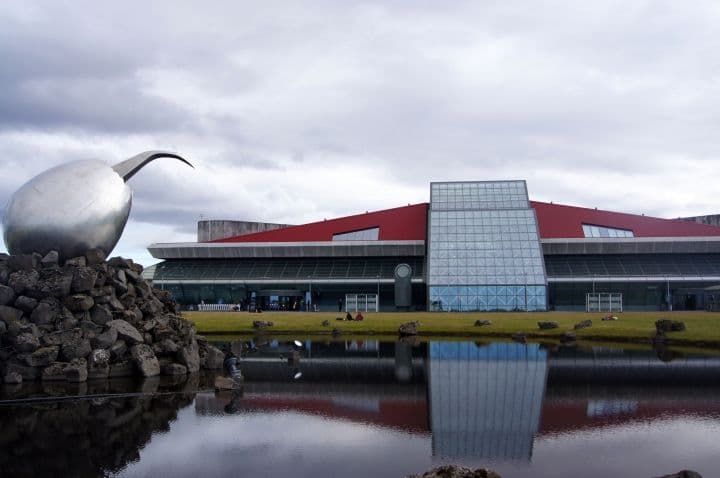 Private Transfer: Reykjavík Capital Area to Keflavík Airport image 2