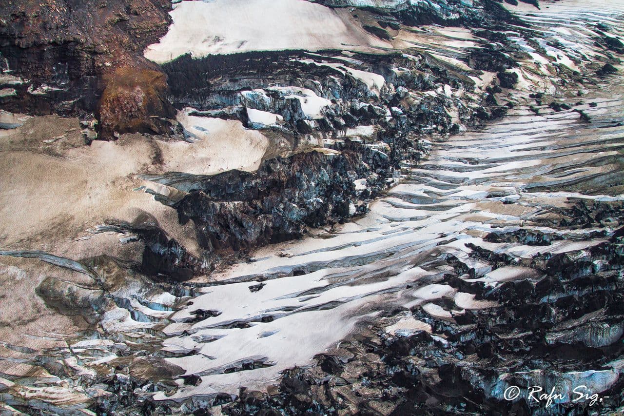 Reykjavík: Private Volcano Helicopter Tour Over Eyjafjallajökull & Fimmvörðuháls image 5