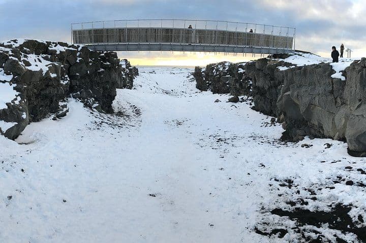 Reykjavík: Private Reykjanes UNESCO Geopark & Blue Lagoon Premium Tour image 5