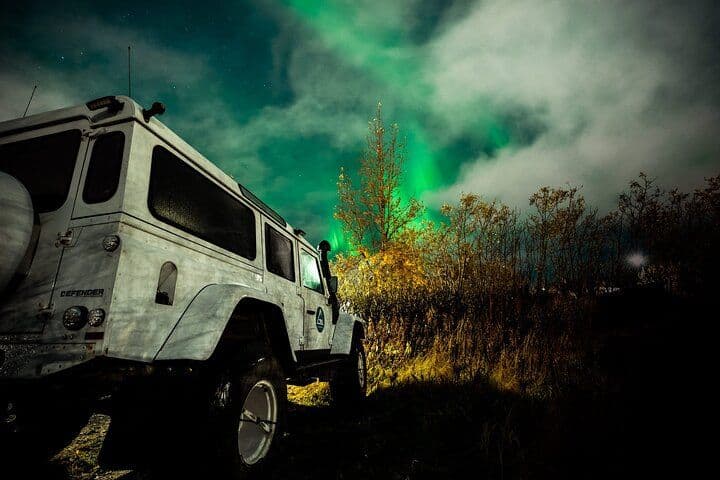 Reykjavík: Private Northern Lights Super Jeep Tour image 4
