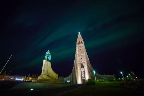 Reykjavík: Northern Lights Bus Tour with Hot Chocolate & Icelandic Surprise image 3