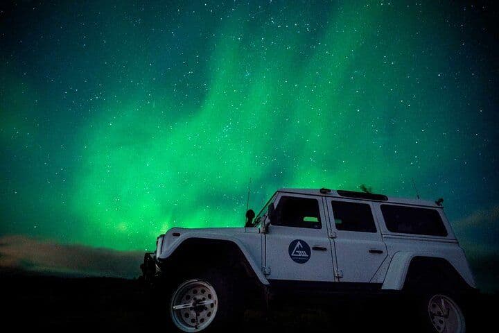 Reykjavík: Private Northern Lights Super Jeep Tour image 3