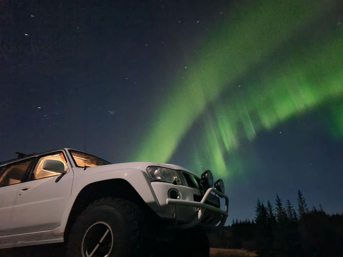 Reykjavík: Private Northern Lights Hunt with Champagne and Chocolates image 3