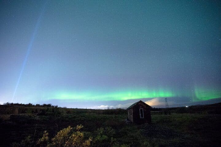 Reykjavík: Northern Lights Minibus Tour with Pastries & Hot Chocolate image 4