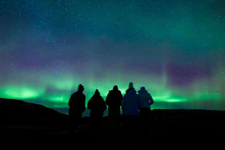 Reykjavík: Northern Lights Small-Group Tour with Hot Cocoa & Free Photos image 2