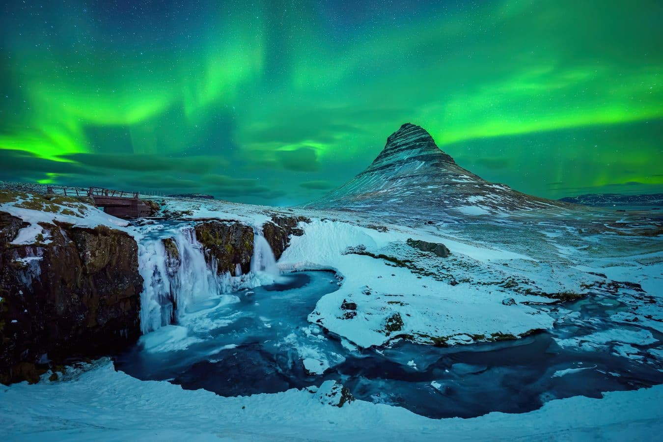 Reykjavík: Northern Lights Bus Tour with Hot Chocolate & Icelandic Surprise image 5
